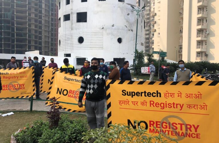 रजिस्ट्री न होने की वजह से सुपरटेक इको विलेज वन के निवासियों ने प्रदर्शन किया