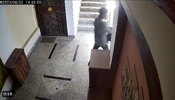 swiggy delivery boy caught stealing shoes