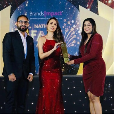 Dt. Poonam Sharma receiving award from Malaika Arora