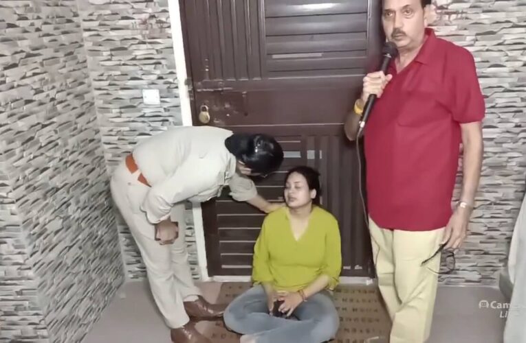 गौर सिटी-1 की 1st एवेन्यू सोसाइटी में अपने ससुराल के बाहर धरने पर बैठी बहू।