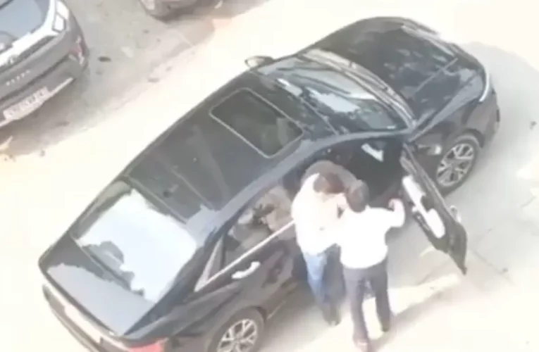 ग्रेटर नोएडा वेस्ट की चेरी काउंटी सोसाइटी में मां के सामने बेटे को पीटा