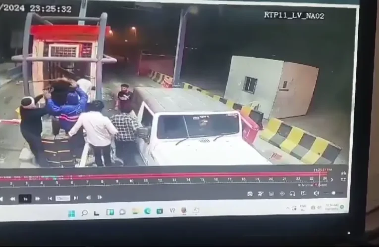 ग्रेटर नोएडा टोल पर थार गाड़ी में सवार युवकों ने टोल कर्मचारियों को लाठी-डंडों से पीटा