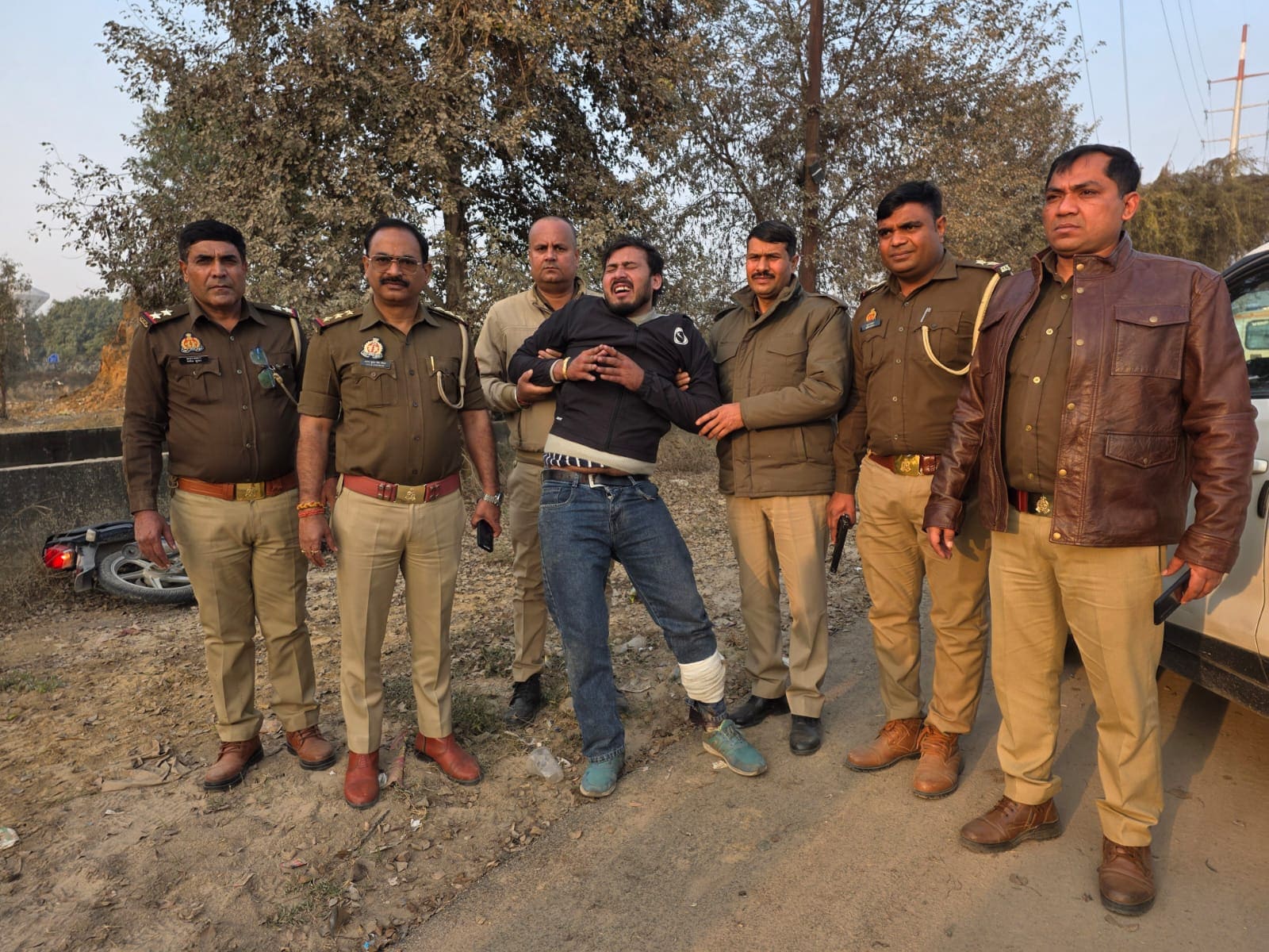 la residentia greater noida west chain snatching accused injured in police encounter
